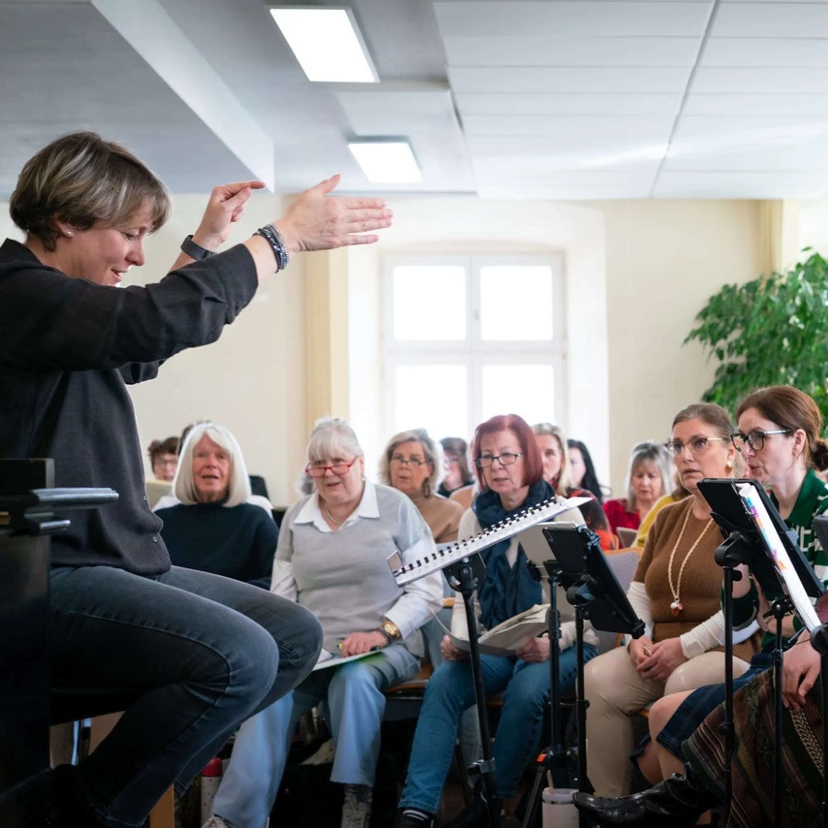 Cornelia von Kerssenbrock und der Festivalchor Immling bei einer Probe