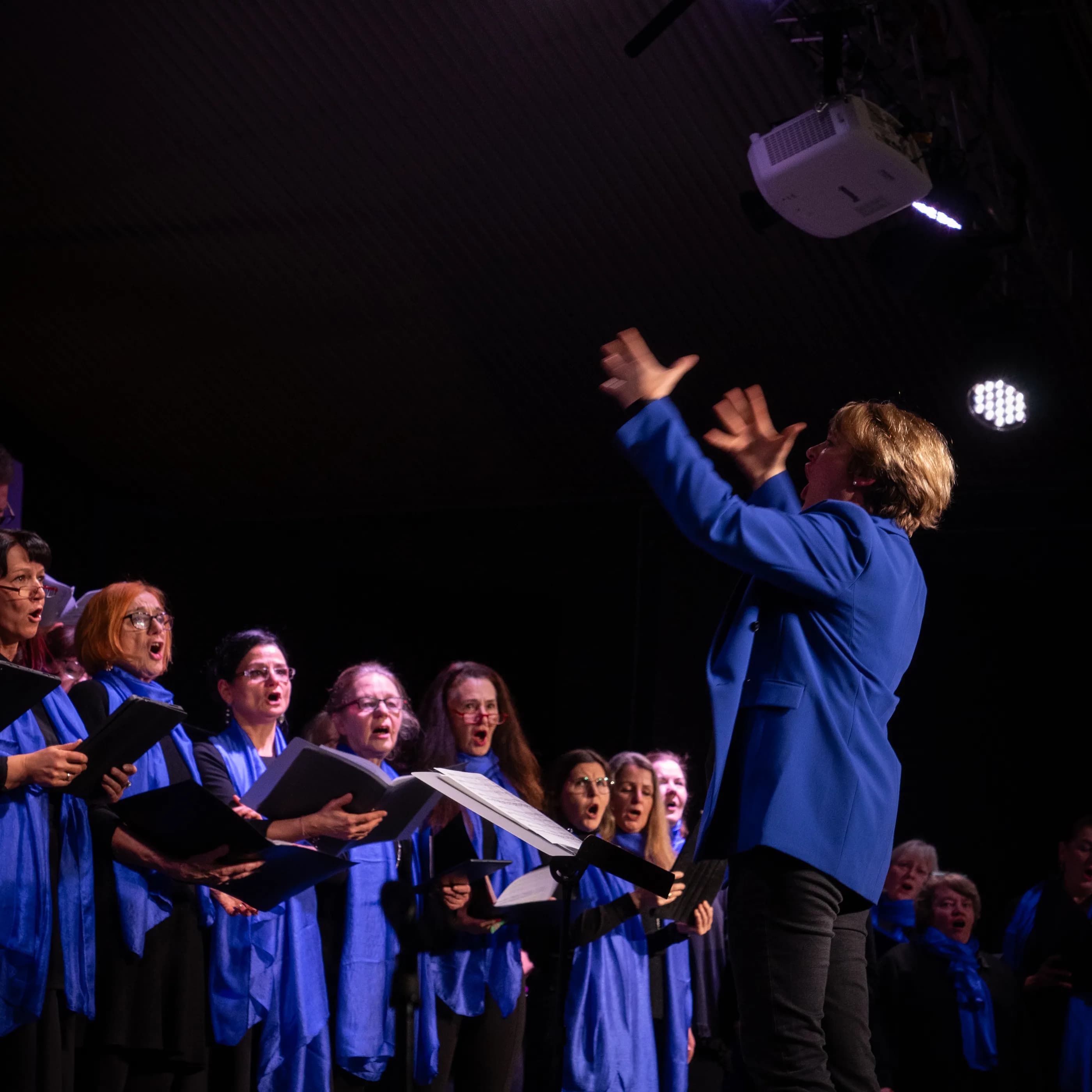 Cornelia von Kerssenbrock dirigiert Chor im KultWerk